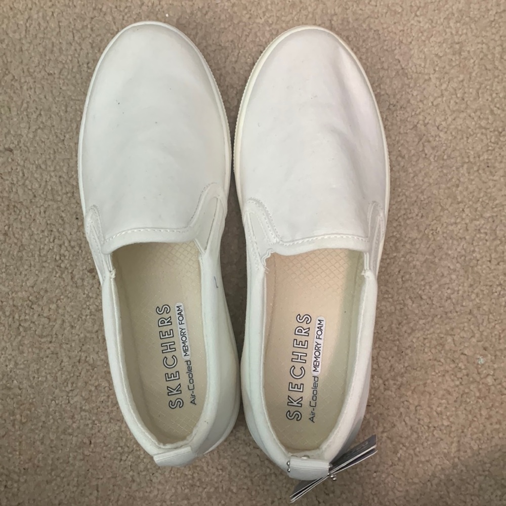 size 8 sketchers slip one